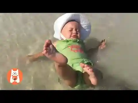 Si Te Ries Pierdes🤣Momentos Divertidos Cuando Bebes Juegan en la Playa | Video de risa