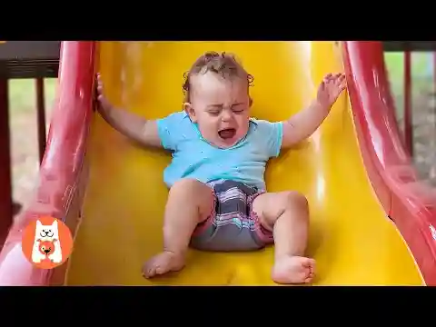 No Parar de Reírme de Divertidos Bebés Juegan en el Tobogán | Videos de risa