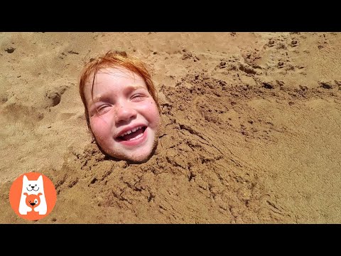 TIME TO RELAX ★ Bebés divertidos comen la arena cada vez que van a la playa